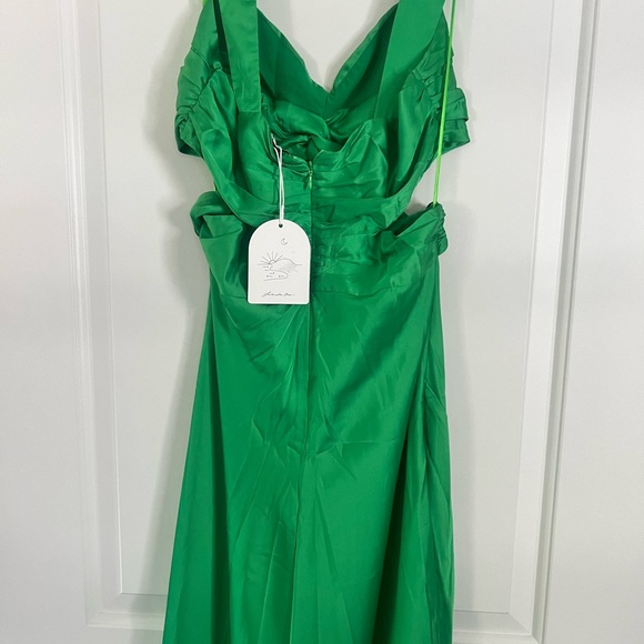 Satin green cut out maxi dress - Picture 4 of 5
